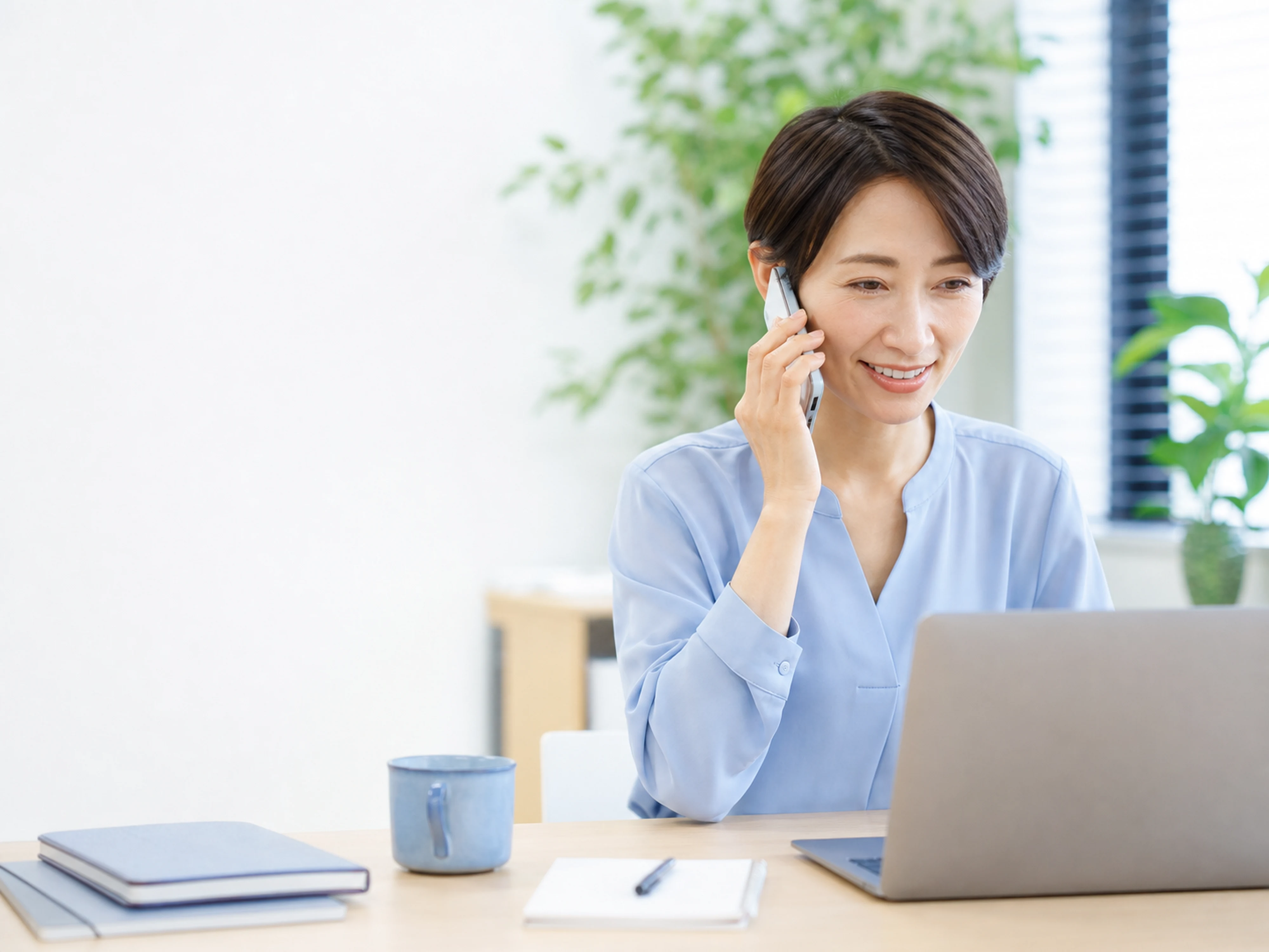 そらいろWEBのサポート担当者が電話とパソコンで相談へ対応する様子